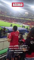 Aficionados de Atlas le ayudan a los del Puebla a pedir playeras de su equipo