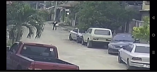 Captan momento en que dos hombres en motocicleta asaltan a una mujer en Villanueva,