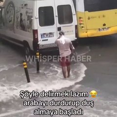 Arabasını durdurup yağmur altında duş aldı! İşte o anlar...