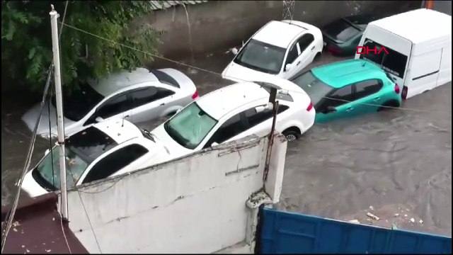 Véhicules inondés après de fortes pluies à Gaziosmanpaşa