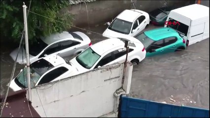 Véhicules inondés après de fortes pluies à Gaziosmanpaşa