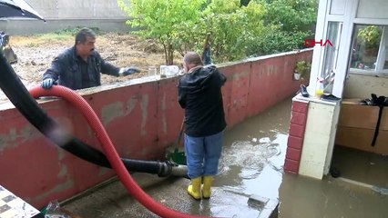 Des maisons et des lieux de travail ont été inondés à la suite de fortes pluies à Pendik