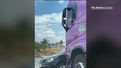 Carro é arrastado pro carreta no Anel Rodoviário de Belo Horizonte