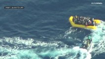 شاهد: خفر السواحل الليبي يتعمد إغراق زورق للمهاجرين ويلقي بهم في البحر