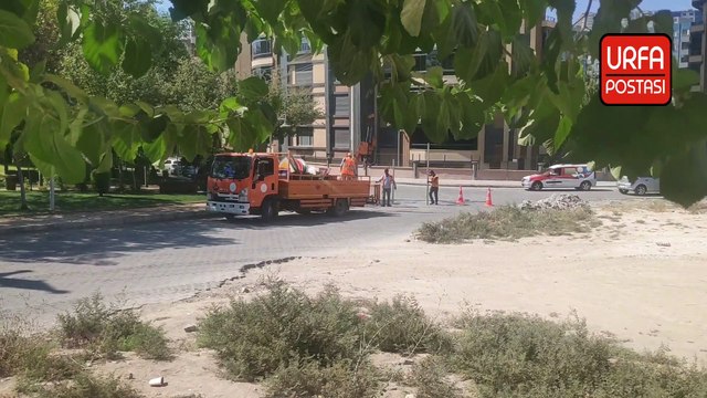 Şanlıurfa Diyarbakır karayolu kazı çalışmaları nedeniyle trafiğe kapatıldı