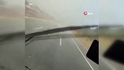 Yoldaki araçların yanına böyle yıldırım düştü