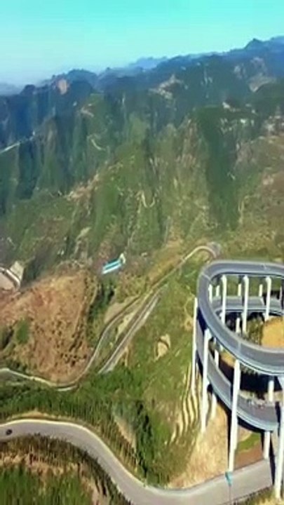 Take a look at the Tianlongshan Highway in Taiyuan, Shanxi, which is famous for its shape that looks like a roller coaster  道がまるでジェットコースターのようだ