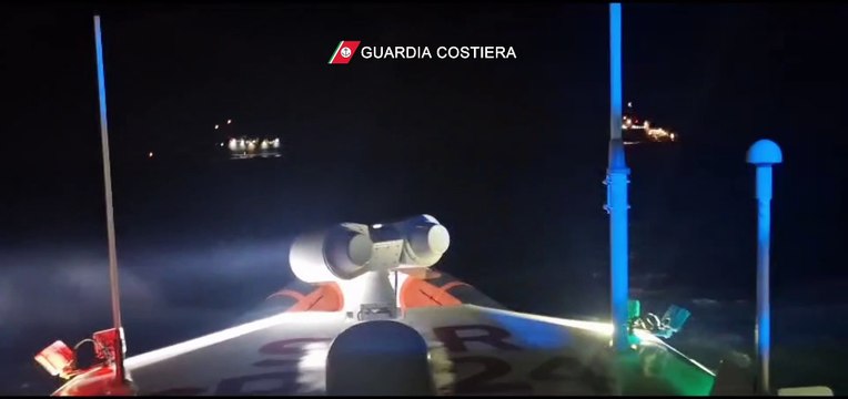 Soccorso a traghetto Guardia Costiera per incendio
