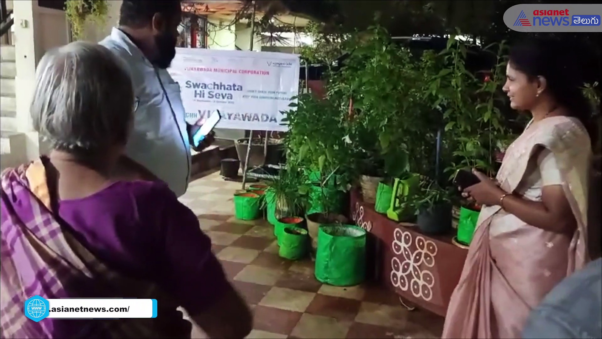 హోం కంపోస్టింగ్ చేస్తున్న మహిళ ఇంటికెళ్లి ప్రశంసించిన  విజయవాడ కమిషనర్