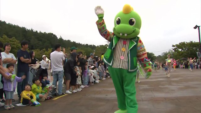 고성에서 공룡 숨결 느끼며 가족과 함께 명절 나들이 / YTN
