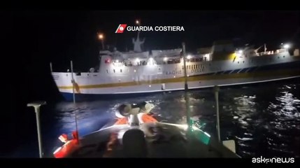 Descargar video: Incendio su un traghetto, la Guardia Costiera salva i passeggeri