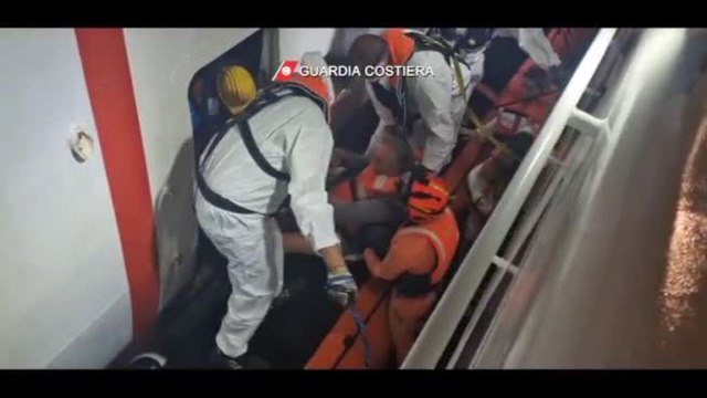 Incendio su un traghetto, la Guardia Costiera salva i passeggeri