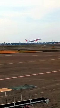 Pesawat Lion Air Airbus A320 Take Off