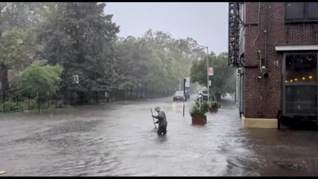 New York inondata, traffico in tilt e metro parzialmente paralizzata