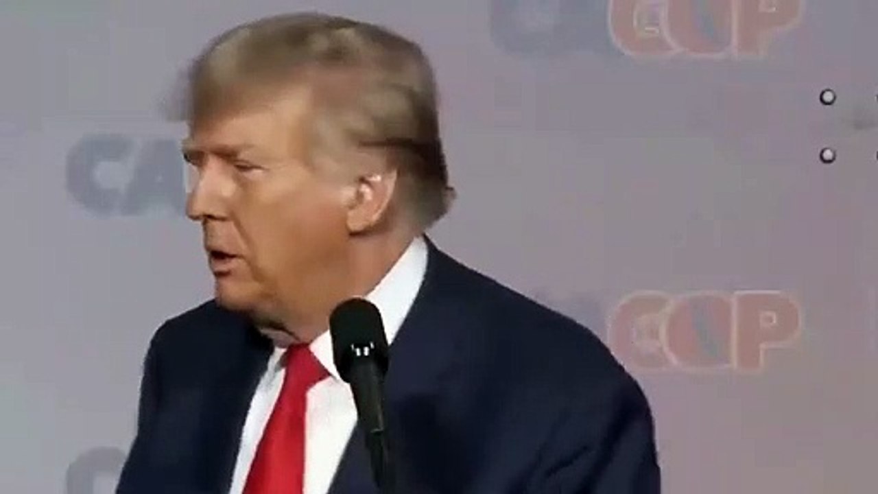Donald Trump, sık sık yönünü kaybeden Joe Biden'ın taklidini yaptı
