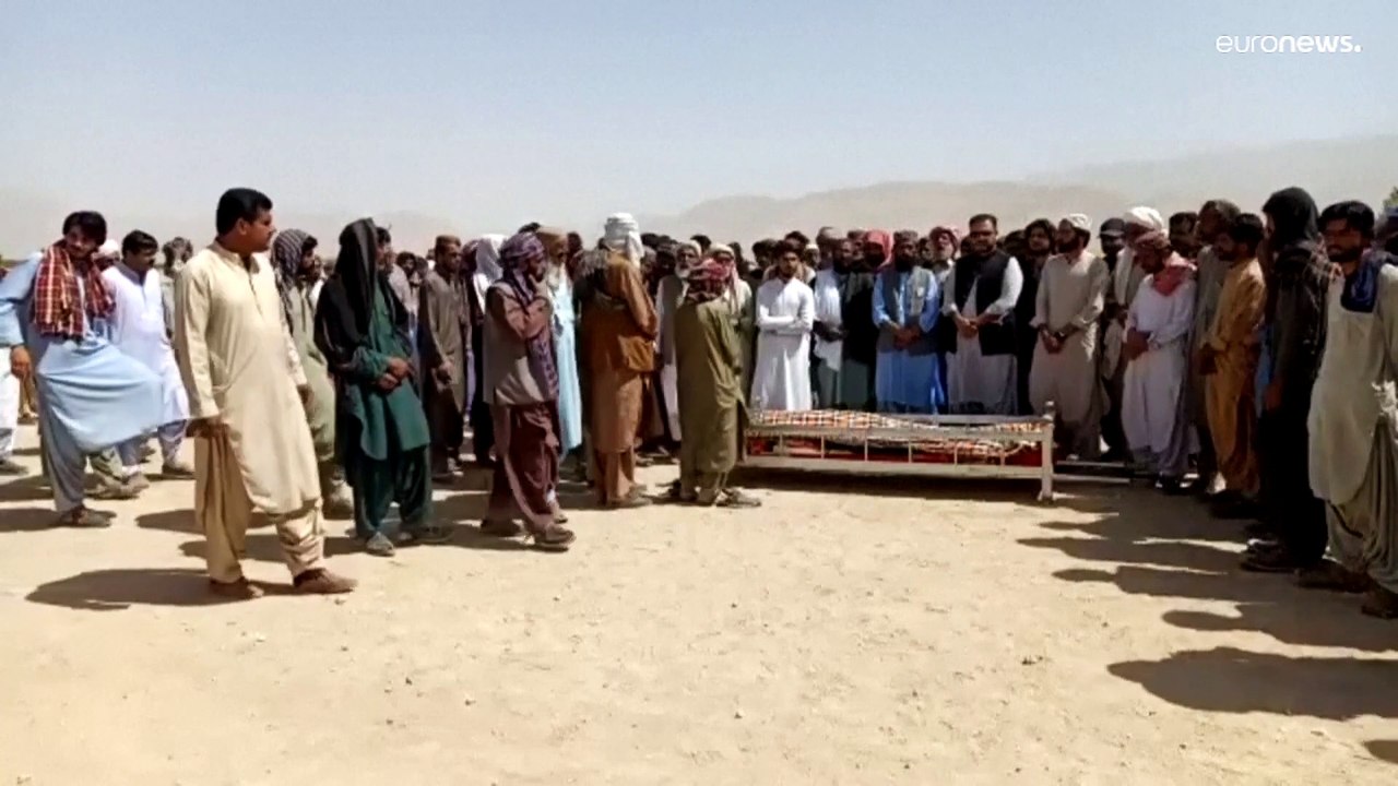 شاهد: باكستان تشيع قتلى التفجير الانتحاري الذي أودى بحياة أكثر من 50 شخصا