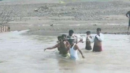 ఆసిఫాబాద్: ఉప్పొంగిన వాగు.. ప్రజల అవస్థలు