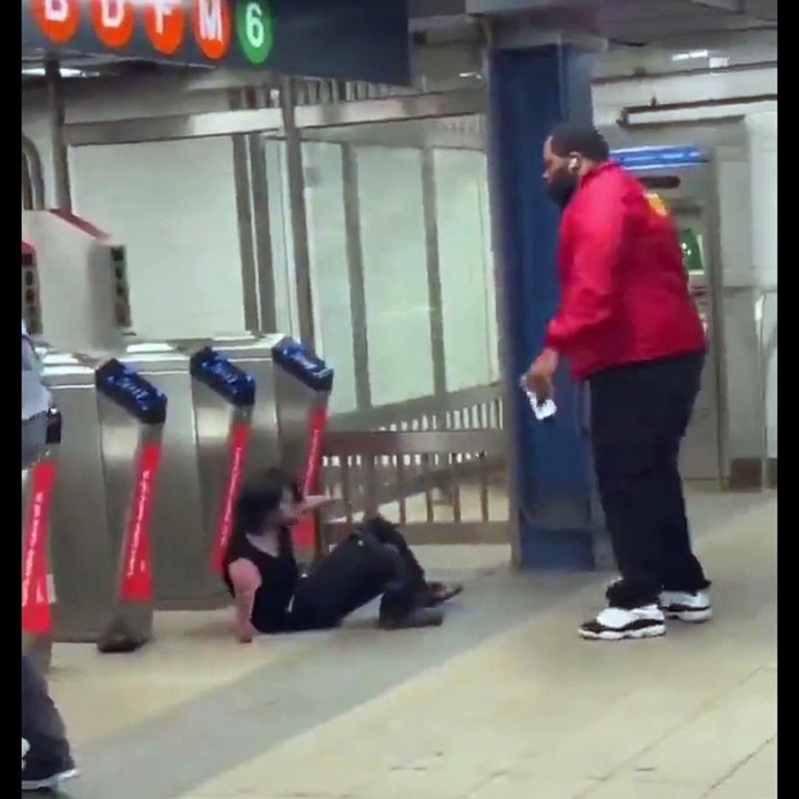 Biri vuruyor biri izliyor Bunlar da hiç mi vicdan yok! Engelli adama işte böyle tekme attı