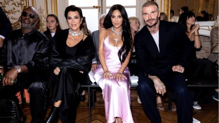 GALA VIDEO - Kim Kardashian sculpturale : elle fait sensation en robe satinée au défilé de son amie Victoria Beckham