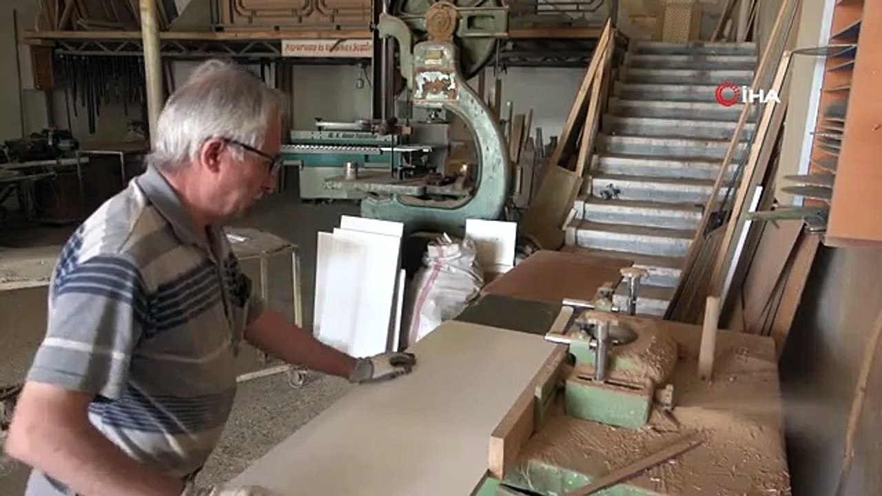 Hüseyin, menuisier depuis 55 ans passionné par le bois, était heureux