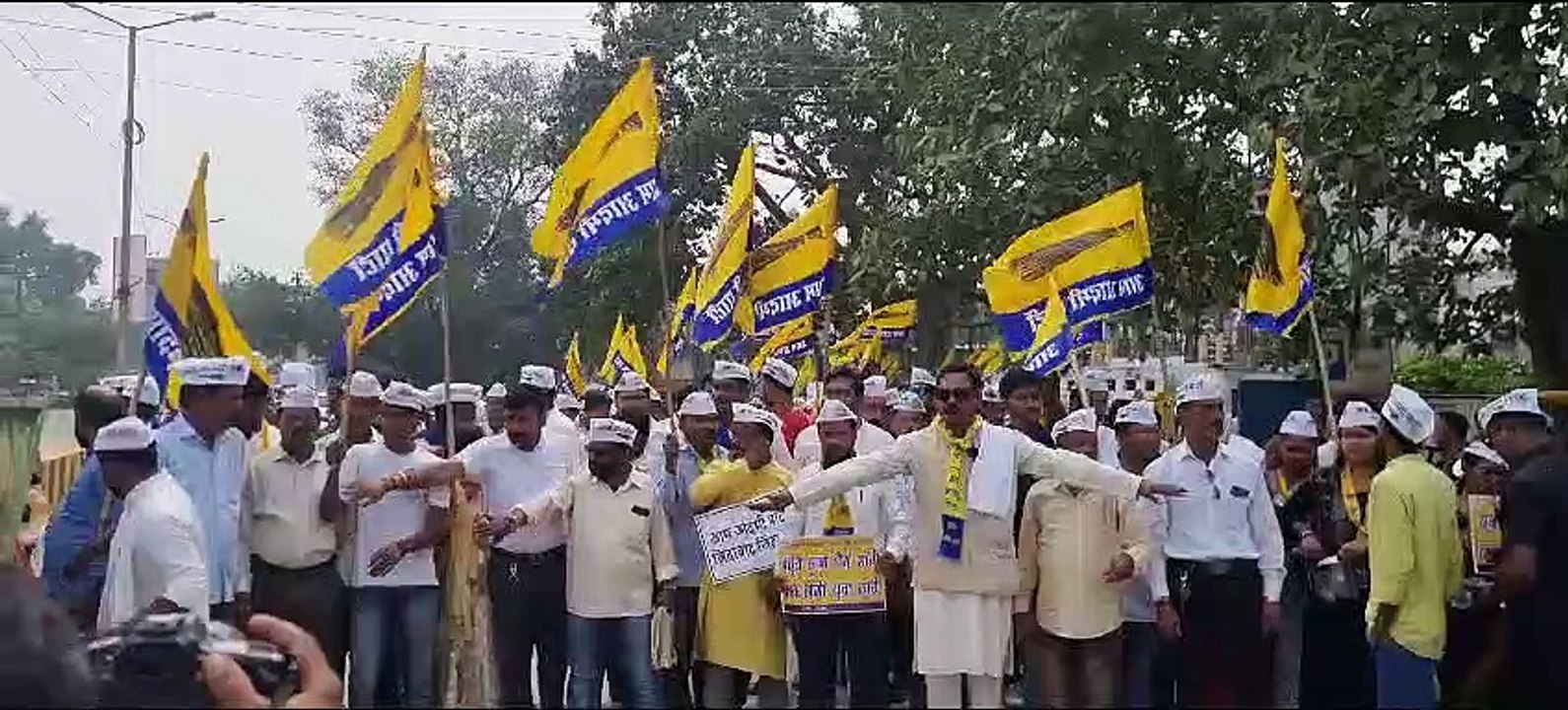 सीजीपीएससी में गड़बड़ी का मामला : सीएम आवास का घेराव करने जा रहे आप कार्यकर्ताओं को प्रशासन ने रोका
