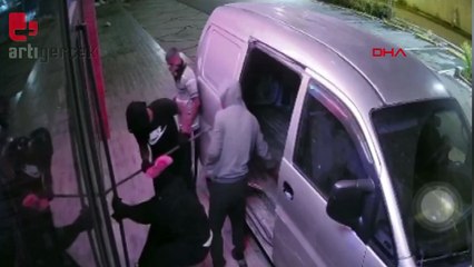 Levye ile açamadıkları işyerine araba ile girdiler