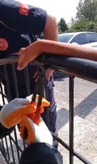 Tarsus'ta çocuğun bileğine inşaat malzemesi saplandı