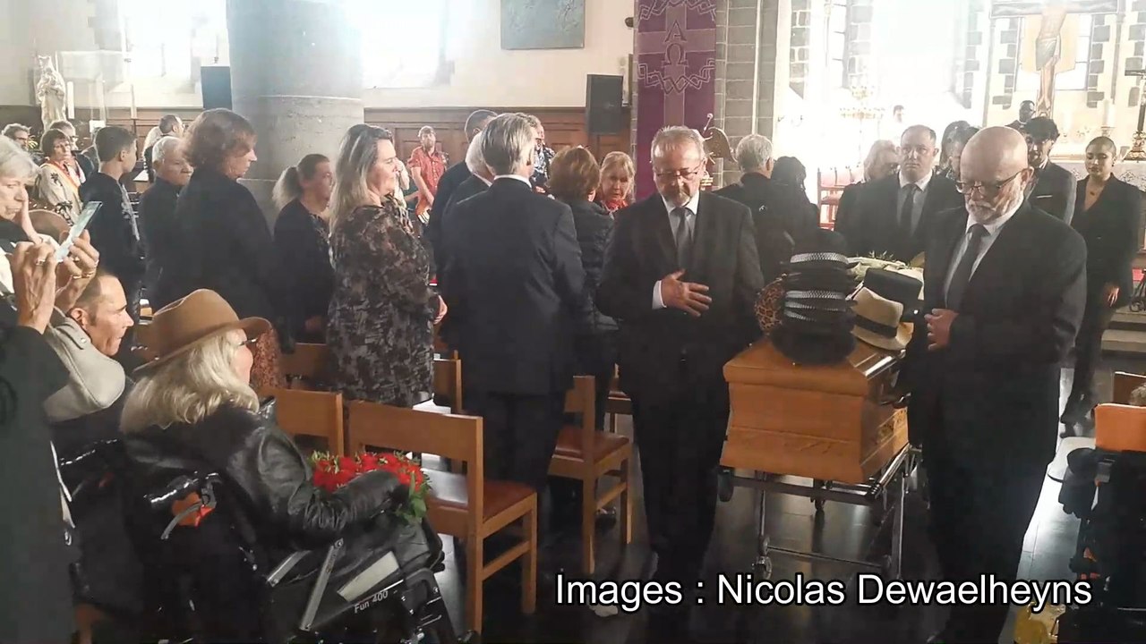 Funérailles de Lou Deprijck: le cercueil quitte l'église au son de "ça plane pour moi"