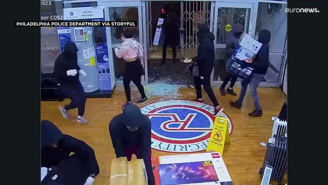 شاهد: مئات اللصوص ينهبون ويسلبون محالّ تجارية في فيلادلفيا