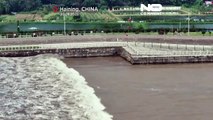 China's tidal bore on the Qiantang river draws eager spectators