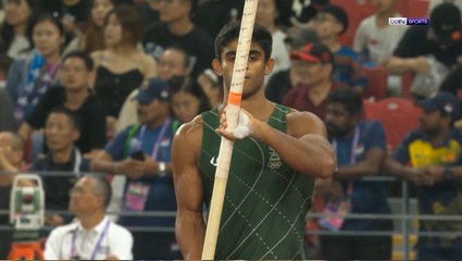 السعودي حزام يحرز برونزية القفز بالزانة