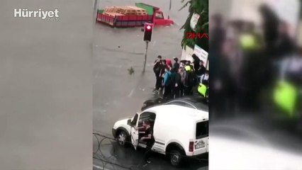 Başakşehir'deki selden yeni görüntüler: Öğrenciler yolun karşısına böyle geçti