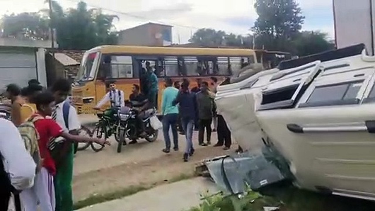 एक सेकेंड की हुई देरी से बच गई बाइक सवार की जान, सीसीटीवी में कैद हुई दिल दहलाने वाली घटना
