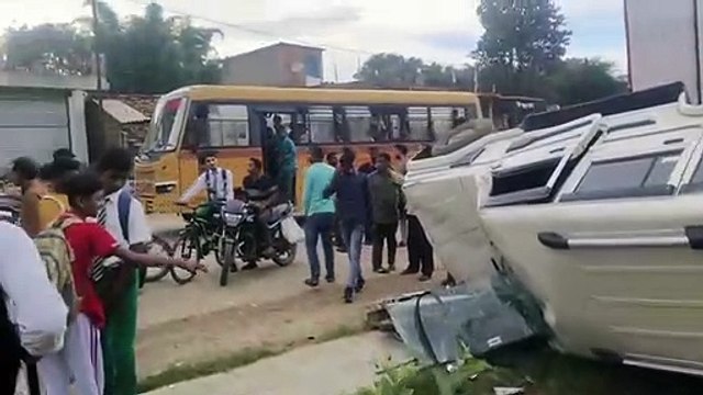 एक सेकेंड की हुई देरी से बच गई बाइक सवार की जान, सीसीटीवी में कैद हुई दिल दहलाने वाली घटना