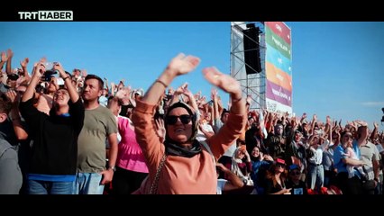 Türk Yıldızları İzmir'de gökyüzüne imzasını attı