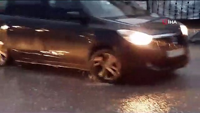 Aniden bastıran yağmur sokakları göle çevirdi