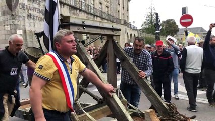 Hastane girişini mancınıkla bastılar