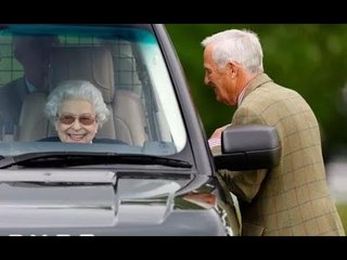 L'amato pony dei Queen attira l'attenzione del pubblico per un "inchino" mentre il corteo passava