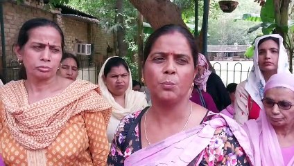 एक दिन के लिए आई उपनिदेशक और चार माह छुट्टी पर गई