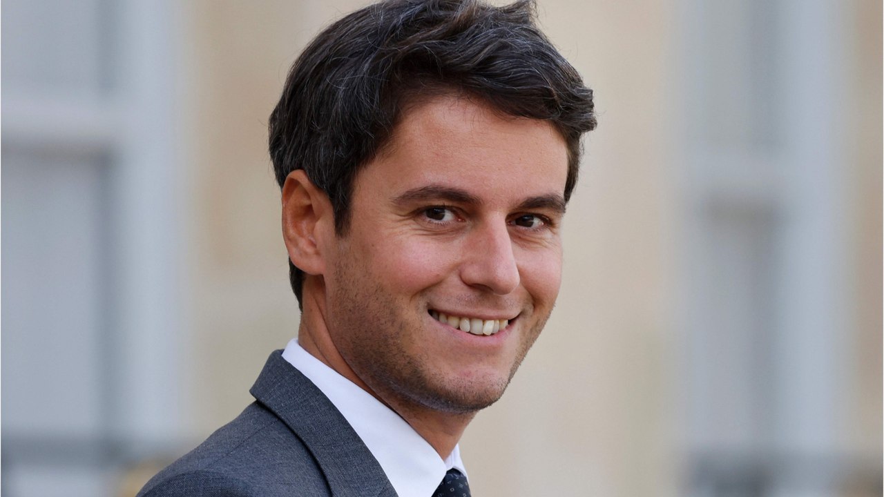 Voici - Gabriel Attal : le ministre dévoile un rare cliché en compagnie de ses soeurs