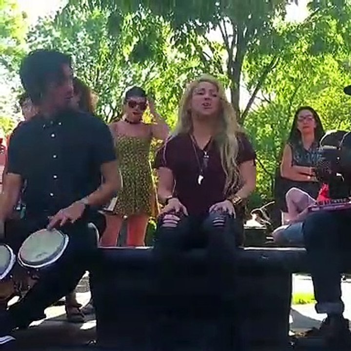 Shakira performs live chantaje in Washington square