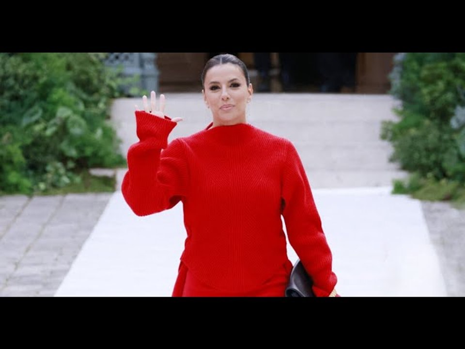 VIDEO: Eva Longoria sublime en rouge au défilé Victoria Beckham face à ...