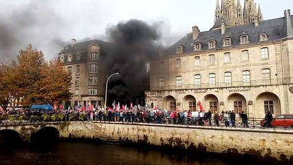 Manifestation à Quimper pour défendre l'hôpital de Carhaix, dont les urgences sont fermées la nuit. Un feu a été allumé devant la préfecture
