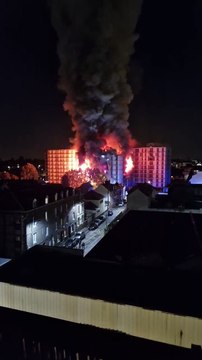 Un énorme incendie est en cours dans un immeuble désaffecté à Rouen dans le quartier Saint-Julien.
