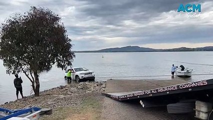 Police and VRA pull car out of water at Bowna Reserve