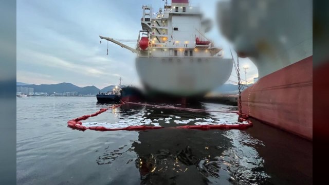 창원 마산항 2만 톤급 화물선에서 기름 유출...긴급 방제 작업 / YTN