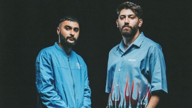 Konsere giden rapçileri taşıyan minibüs devrildi