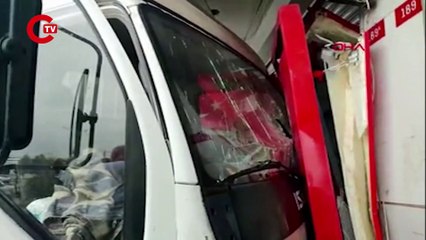 ARNAVUTKÖY'DE KAMYONET BÜFEYE ÇARPTI O ANLAR KAMERADA