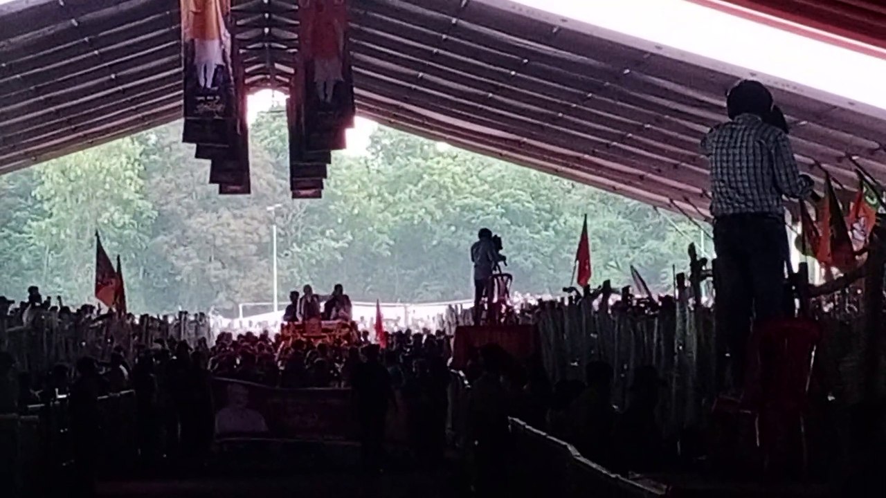 पसीने से लथपथ पंडाल में बैठे रहे लोग, हर आदमी मोदी को सुनने व देखने को दिखा बेचैन