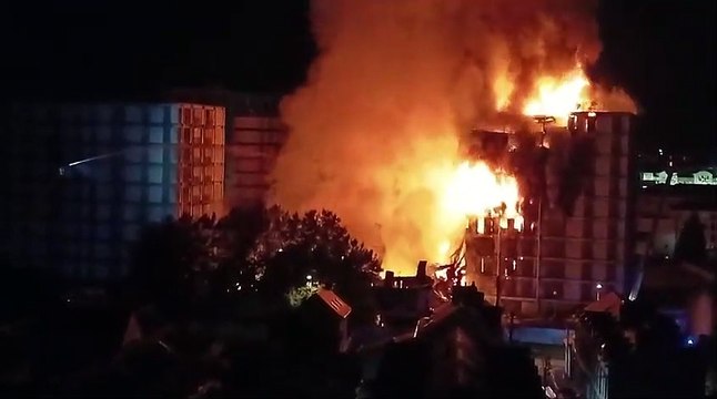 Regardez les images spectaculaire du gigantesque incendie qui s'est déclenché cette nuit à Rouen, provoquant l'effondrement de 2 immeubles de verre et acier du quartier Saint-Julien